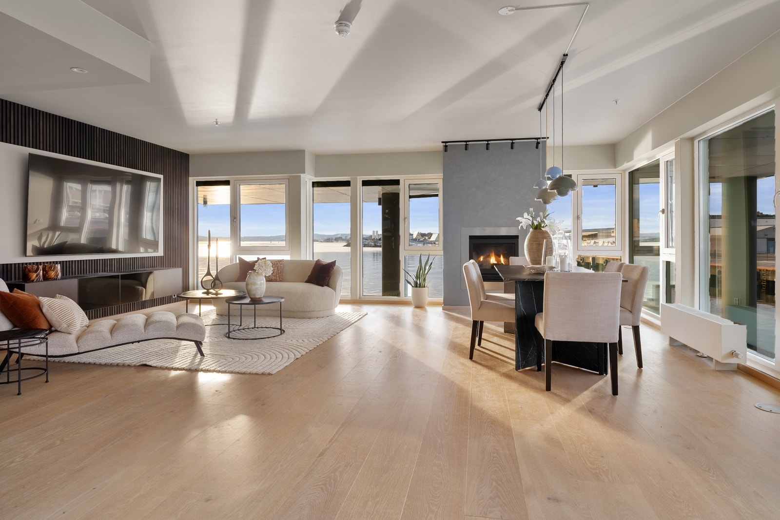 Perfekt inndeling for sofa og spisegruppe. Galleribilde