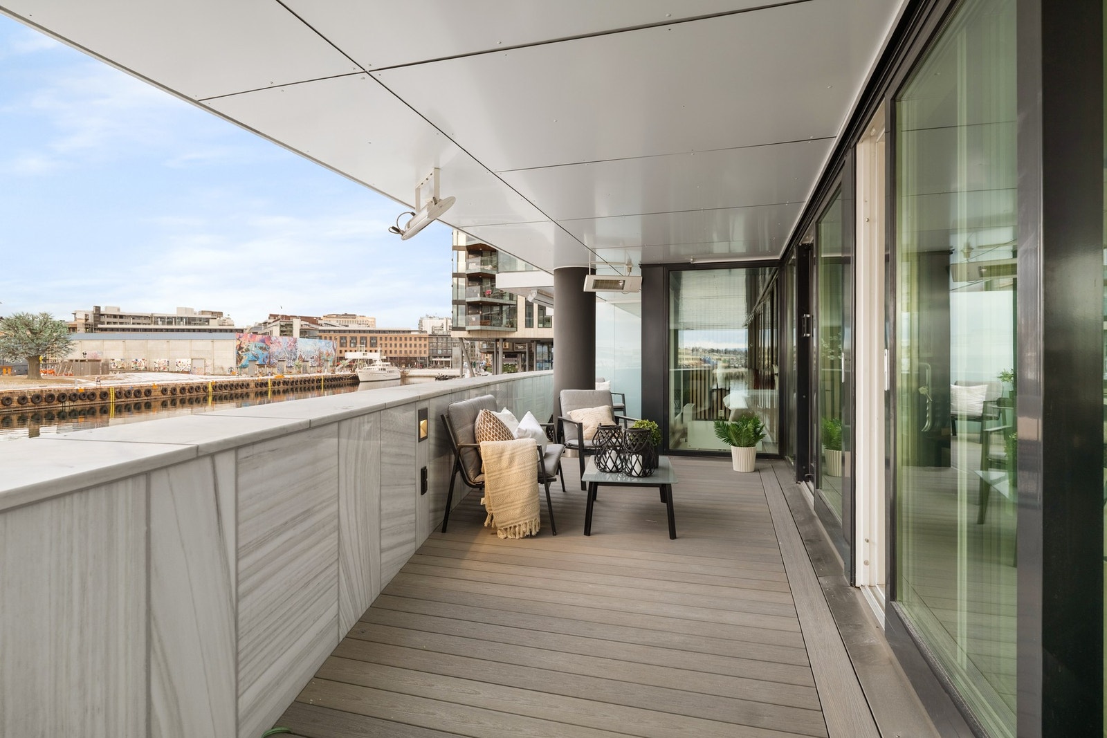 Terrassen er 21 kvm, noe som gjør den til en av de største balkongene i området. Galleribilde