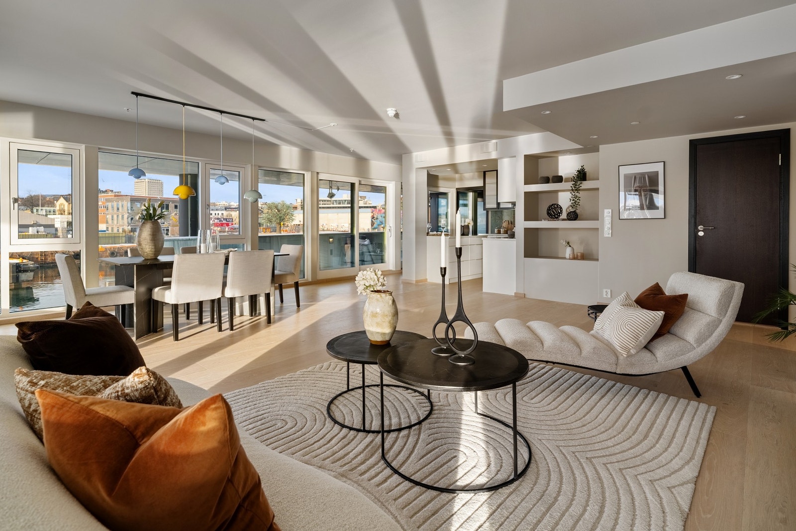 Fra stuen er det flere balkongdører som tar deg ut til leilighetens langstrakte terrasse. Galleribilde