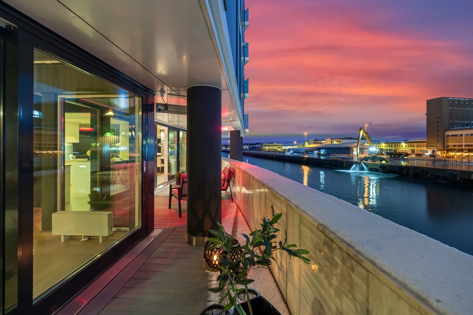 Terrassen har til og med egen designert del for soverommet med egen terrassedør. Galleribilde