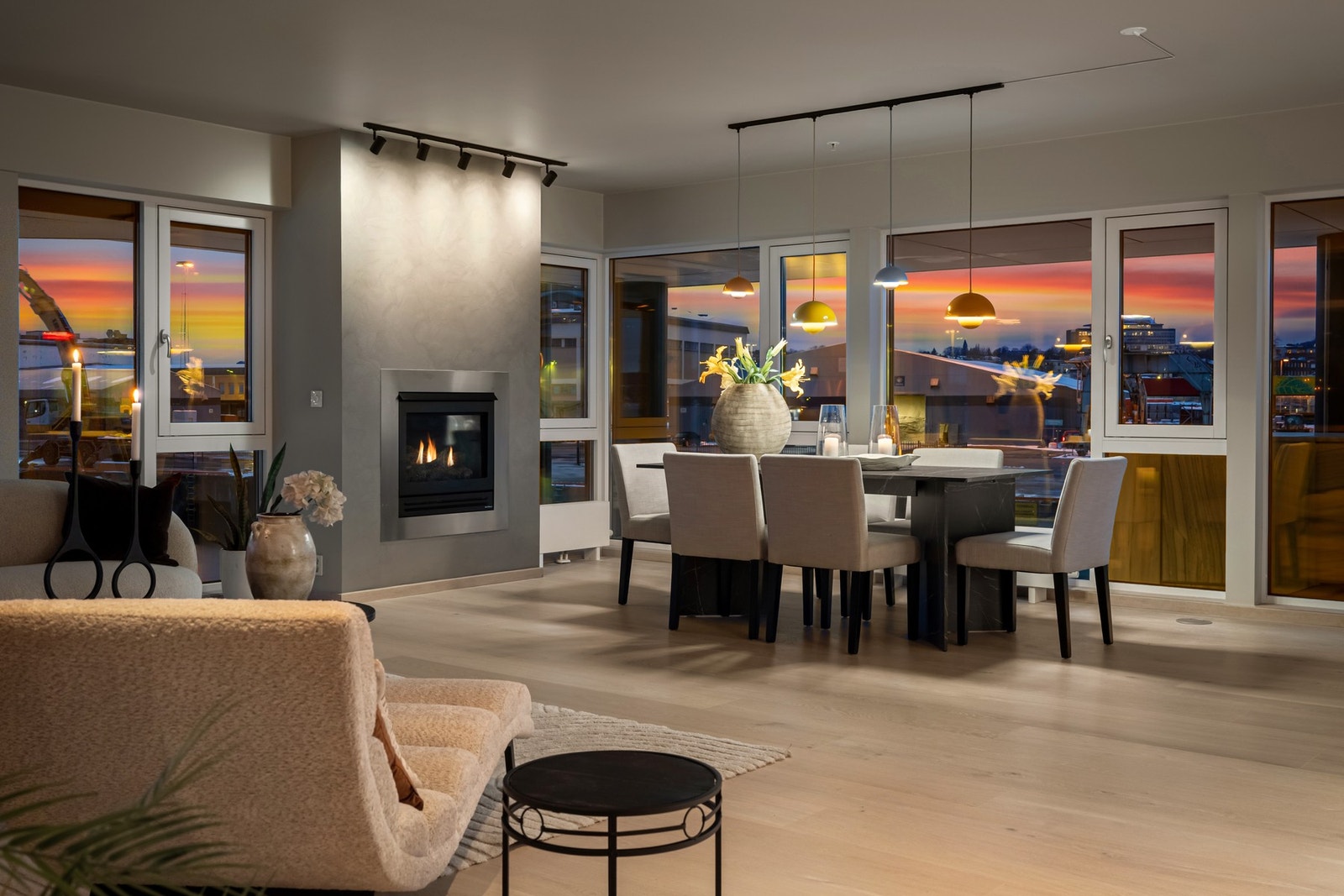 Den åpne planløsningen gir en luftig og moderne romfølelse, mens den delvise adskillelsen skaper struktur og ro. Galleribilde