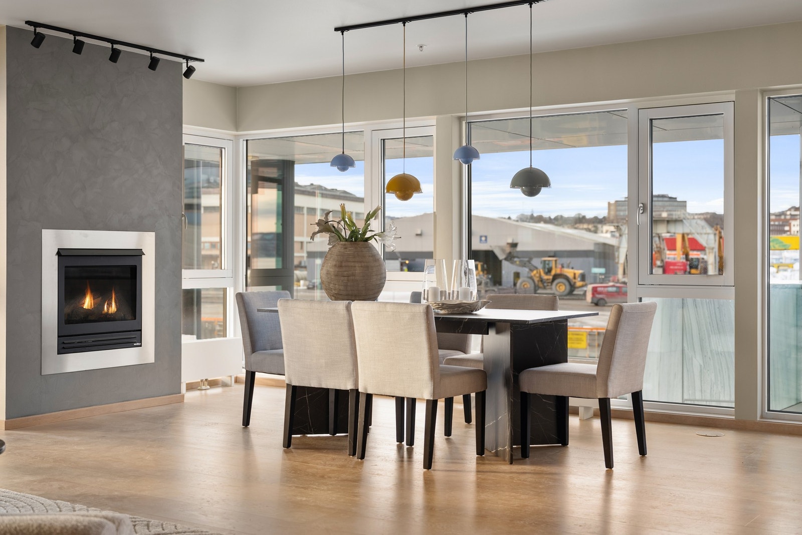 Sentralt i stuen er det plassert en hyggelig gasspeis. Galleribilde