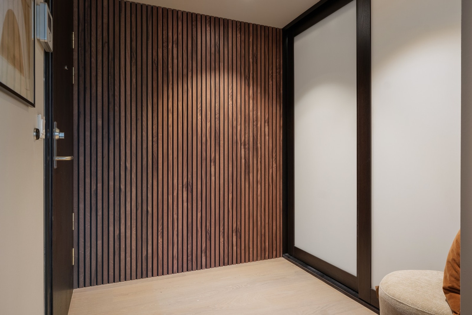 Entréen gir et godt førsteinntrykk med spilevegg og skyvedørsskap. Galleribilde