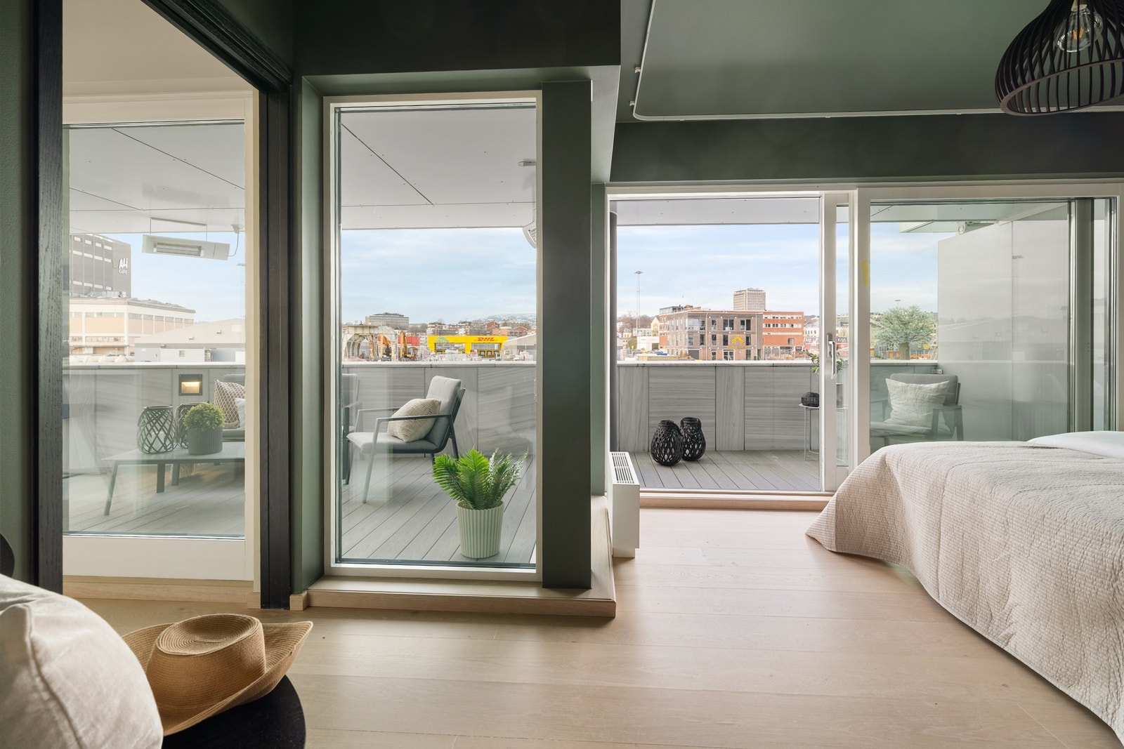 Soverommet har store vindusflater og skyvedør med direkte utgang til terrassen. Galleribilde