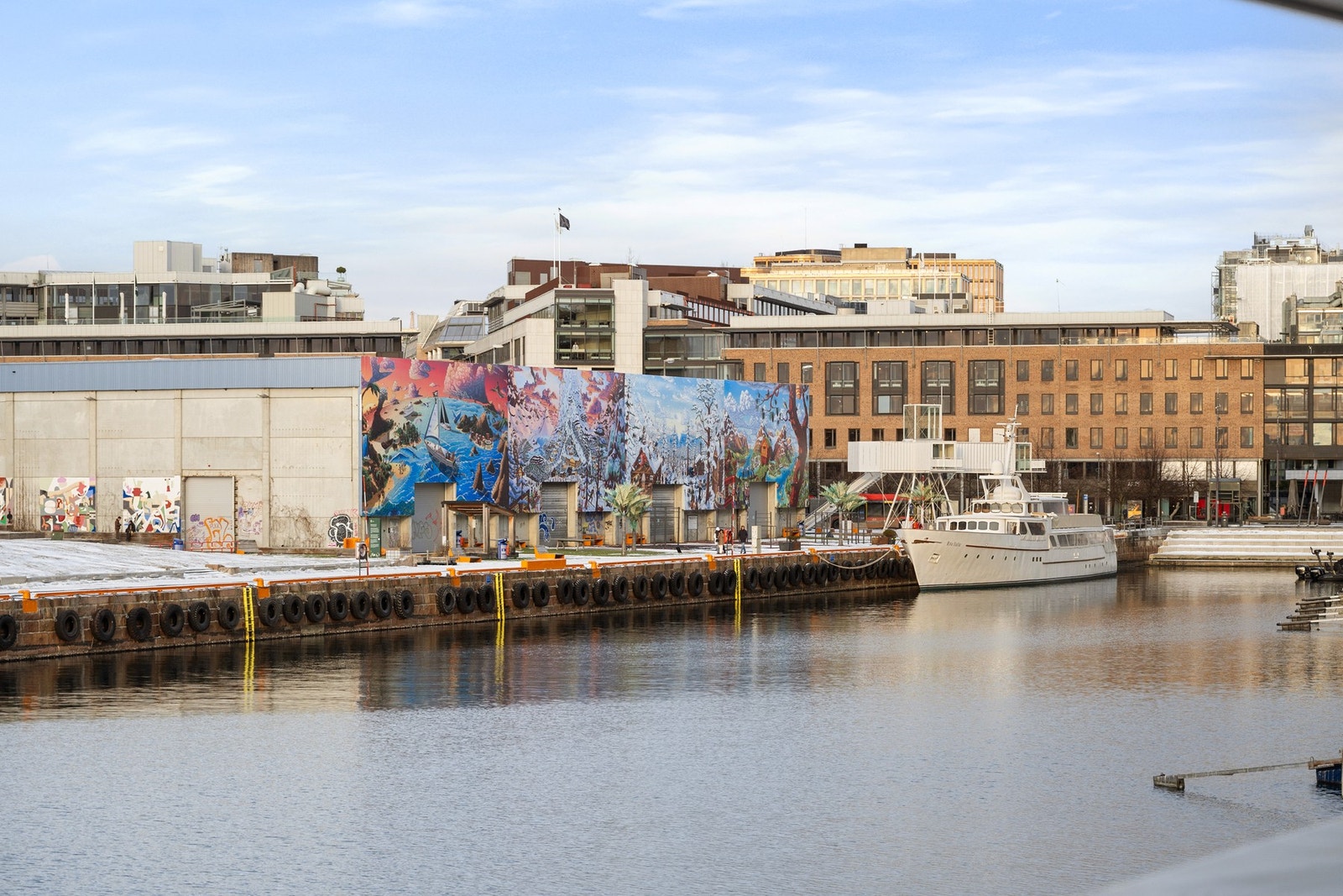 Direkte utsikt til diverse kunstverk som vises på Skur 13 Skatepark. Guttestreker står for dagens utstilling. Galleribilde