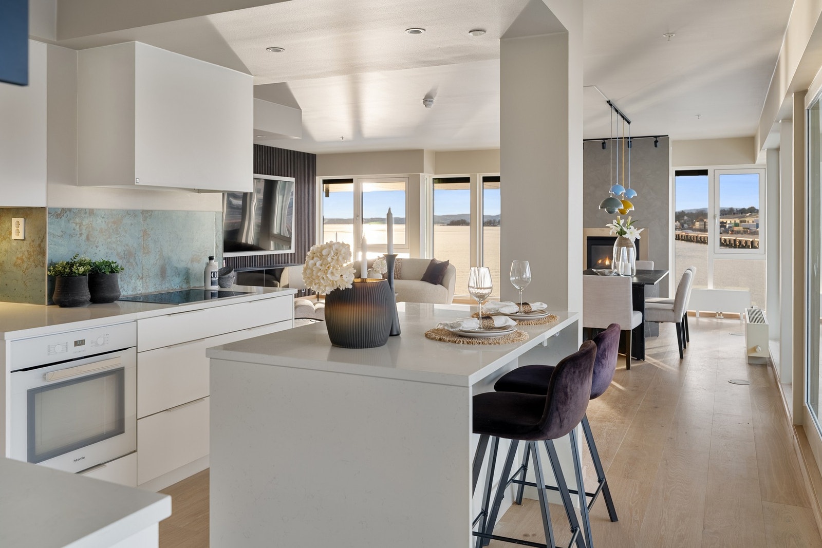 Kjøkkenøyen funker bra til flere formål. Her er det også godt med lagring. Galleribilde