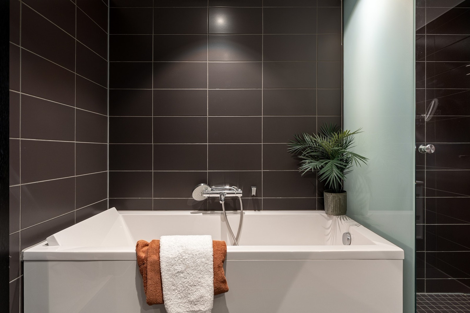 Romslig og pent flislagt bad med elektriske varmekabler i gulv. Galleribilde