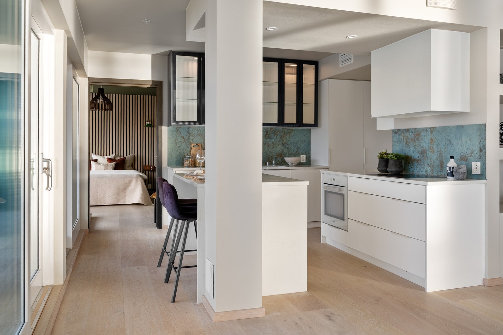 Leilighetens overflater er dekket av 1-stavs eikeparkett med unntak av badene. Galleribilde