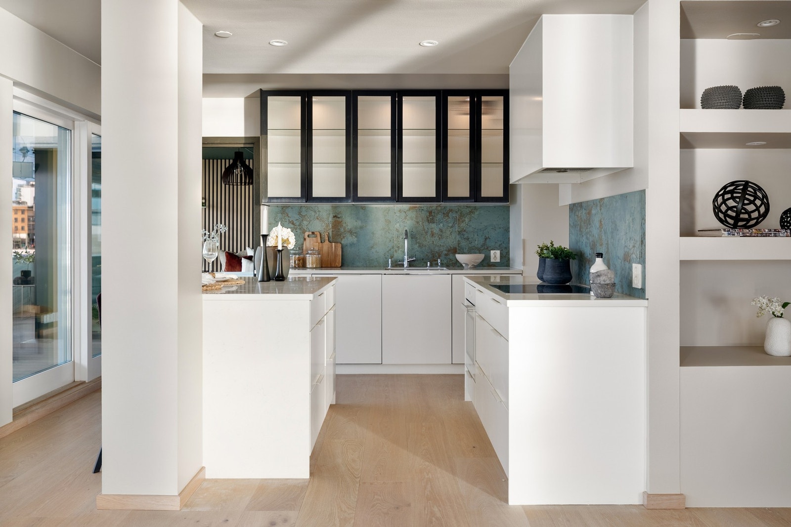 Kjøkkeninnredningen er fra Kv
num med kjøkkenøy, malte fronter. Benkeplatene er av silestone. Galleribilde