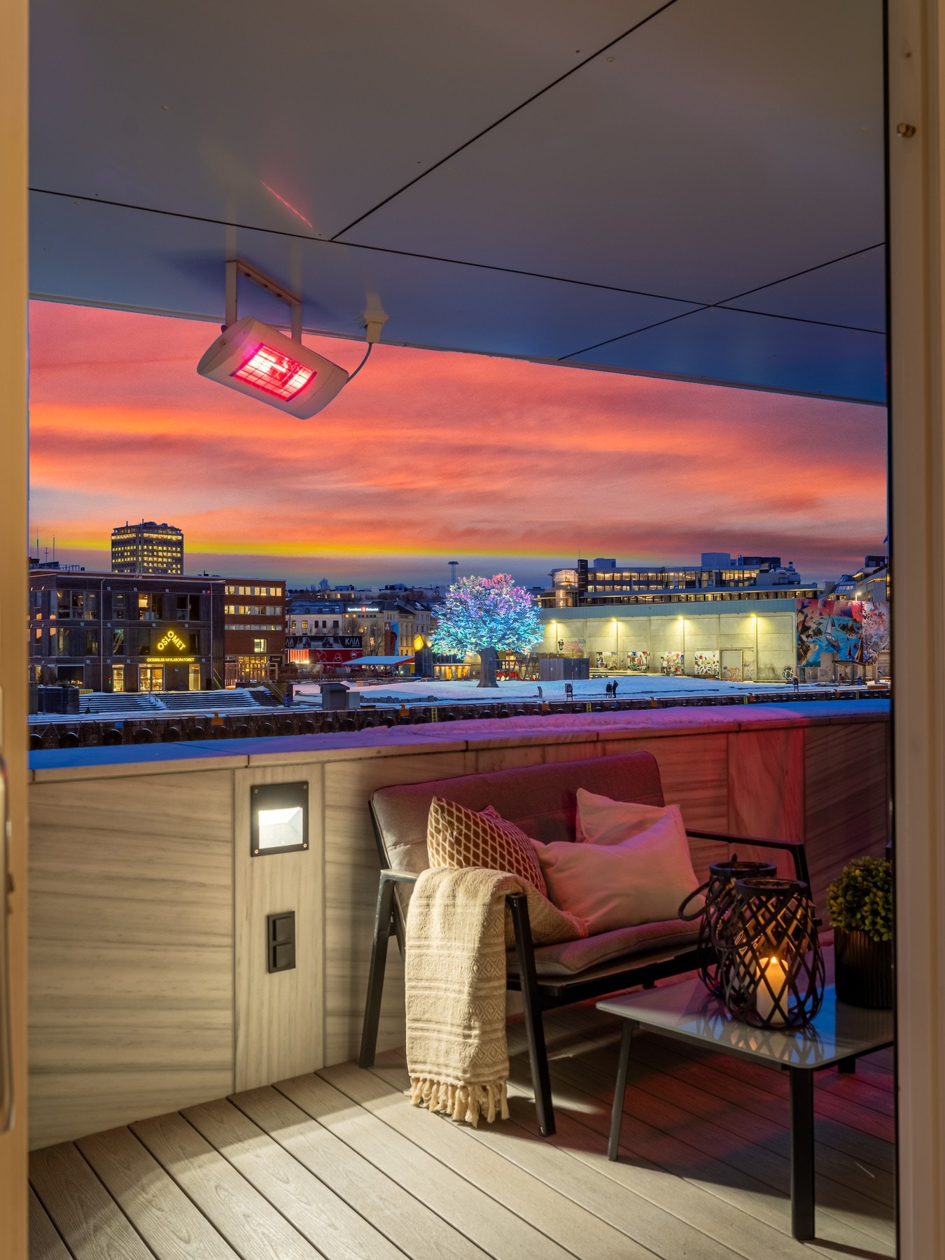 men på kvelden får du belysning fra integrerte lys i terasseveggen, varmelamper og Oslo Treet. Galleribilde