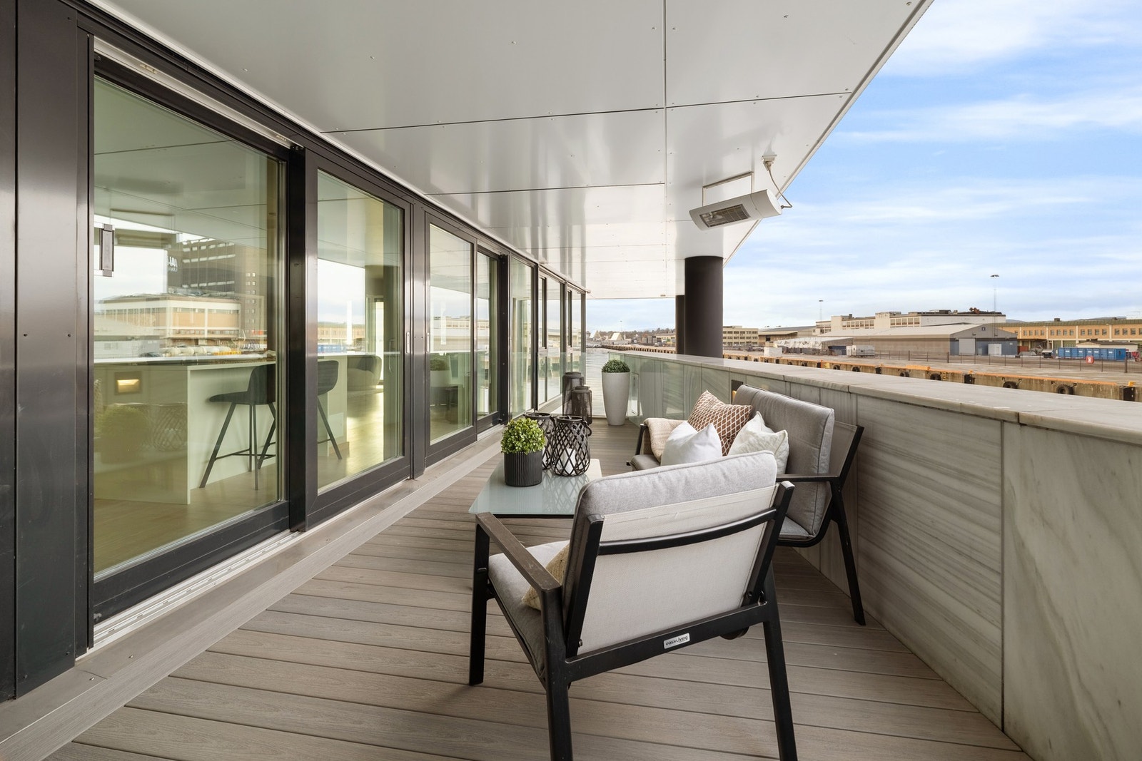 Meget god plass for sittegrupper og grill. Her trenger du ikke være bekymret for regn på plattingen. Galleribilde