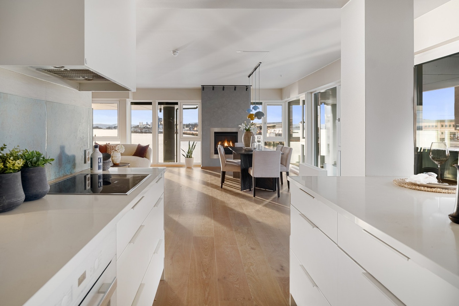 De naturlige lysforholdene strekker seg gjennom leiligheten. Galleribilde