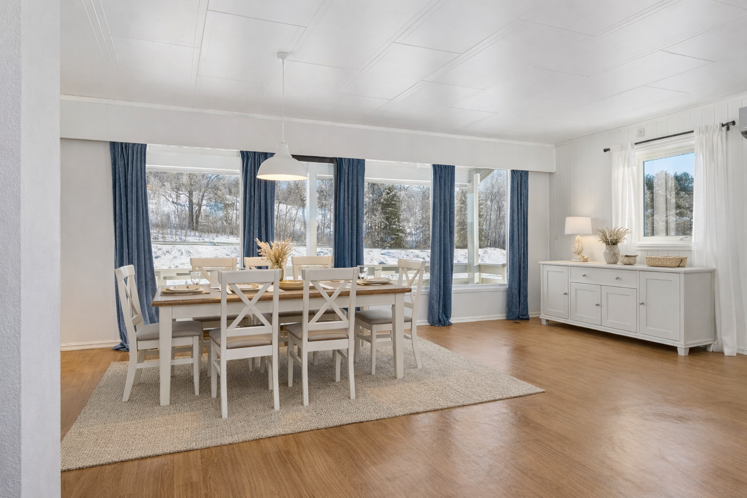 Den andre delen av stuen er brukt som spisestue - bilde er digitalt møblert Galleribilde