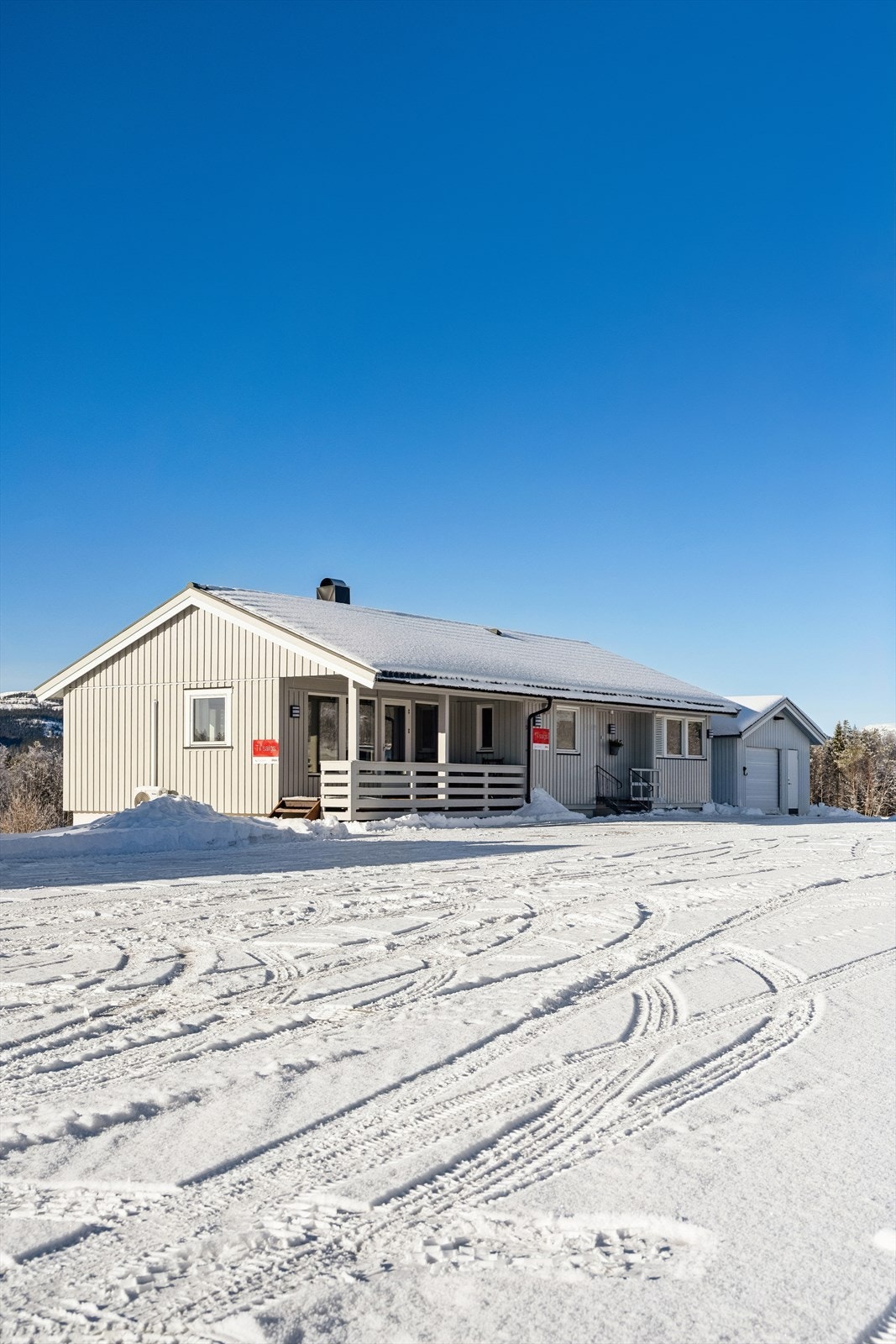 Boligen har fått ny taktekking fra 2025, skiftet bordkledning på 3 av 4 vegger og skiftet flere vinduer. Galleribilde