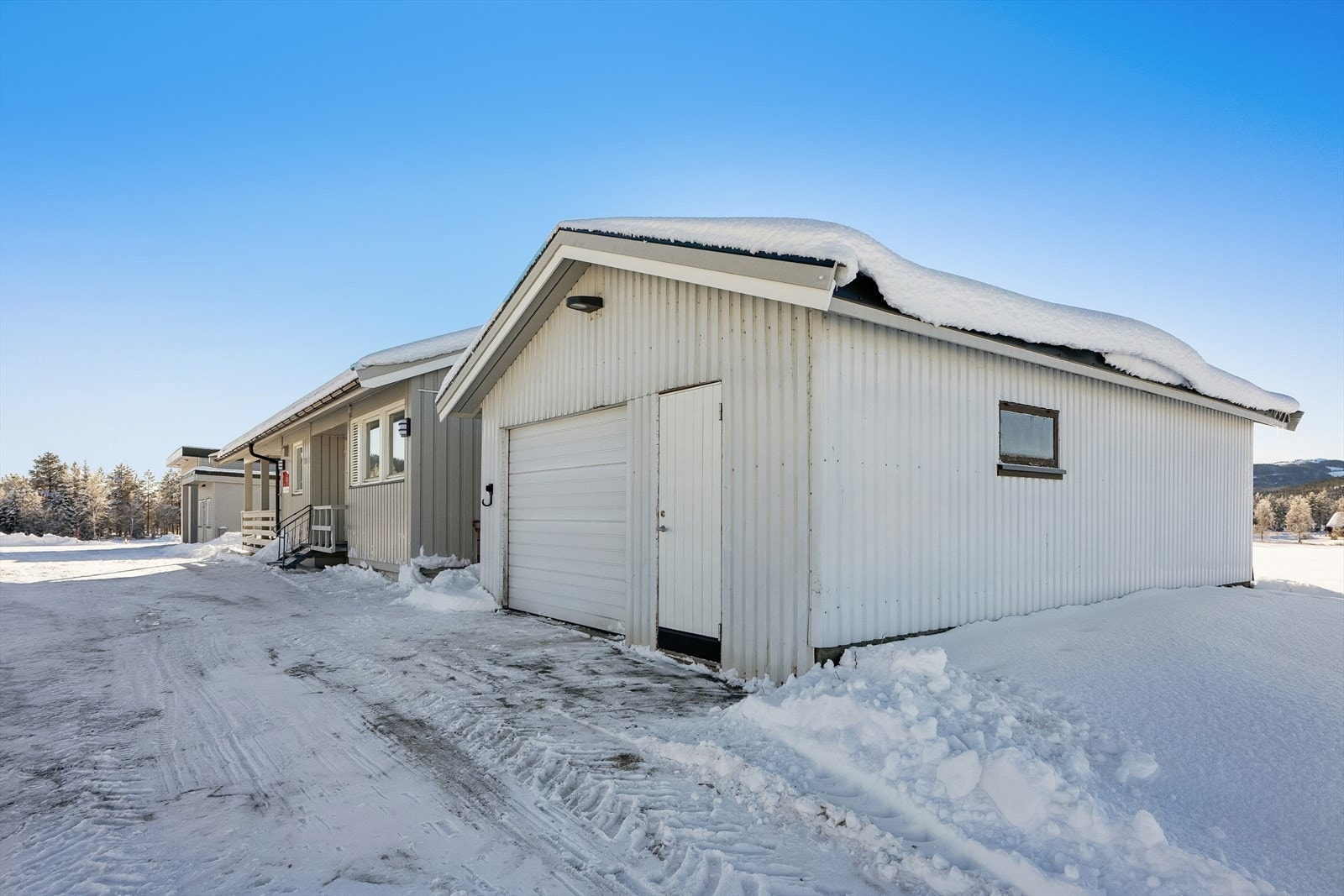 Eiendommen har en stor eiet tomt på 1 865 m². Her vil man ha godt med parkeringsplasser i fremkant av boligen og garasje med elbil lader Galleribilde