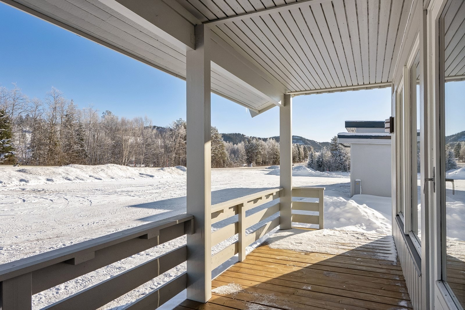 Fin overbygd terrasse i fremkant av boligen Galleribilde