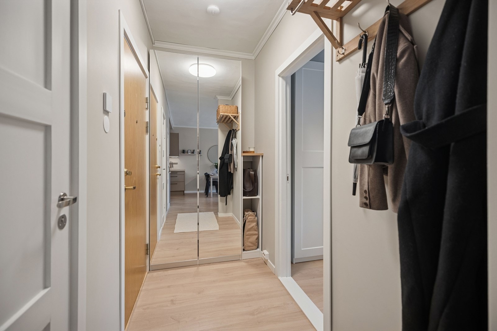 Lys og innbydende entre med praktiske opphengsmuligheter for jakker og yttertøy. Galleribilde