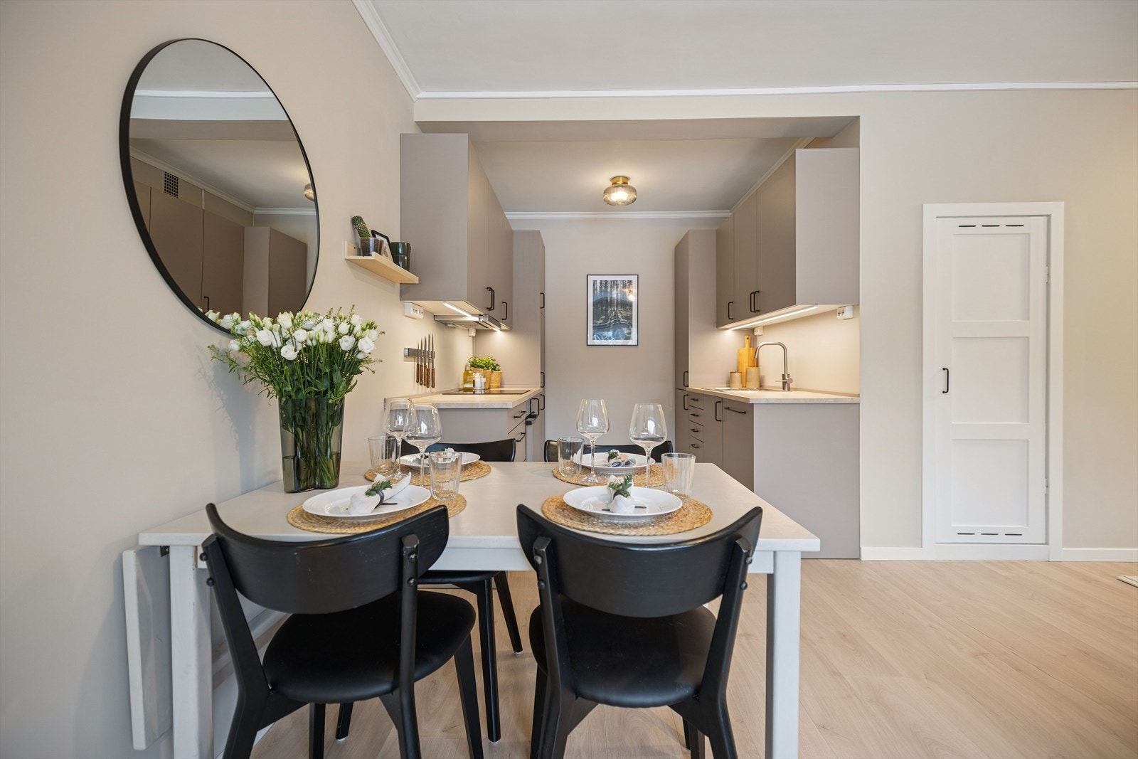 Lys og innbydende innvendig standard med laminatgulv, sparklet og malt vegger, samt pusset og malt tak. Galleribilde