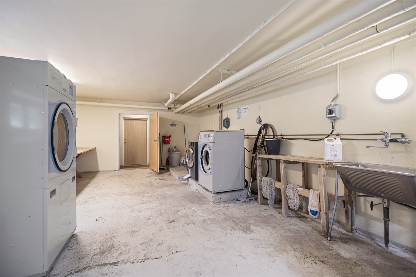 Praktisk fellesvaskeri, men leiligheten har også opplegg for egen vaskemaskin. Galleribilde