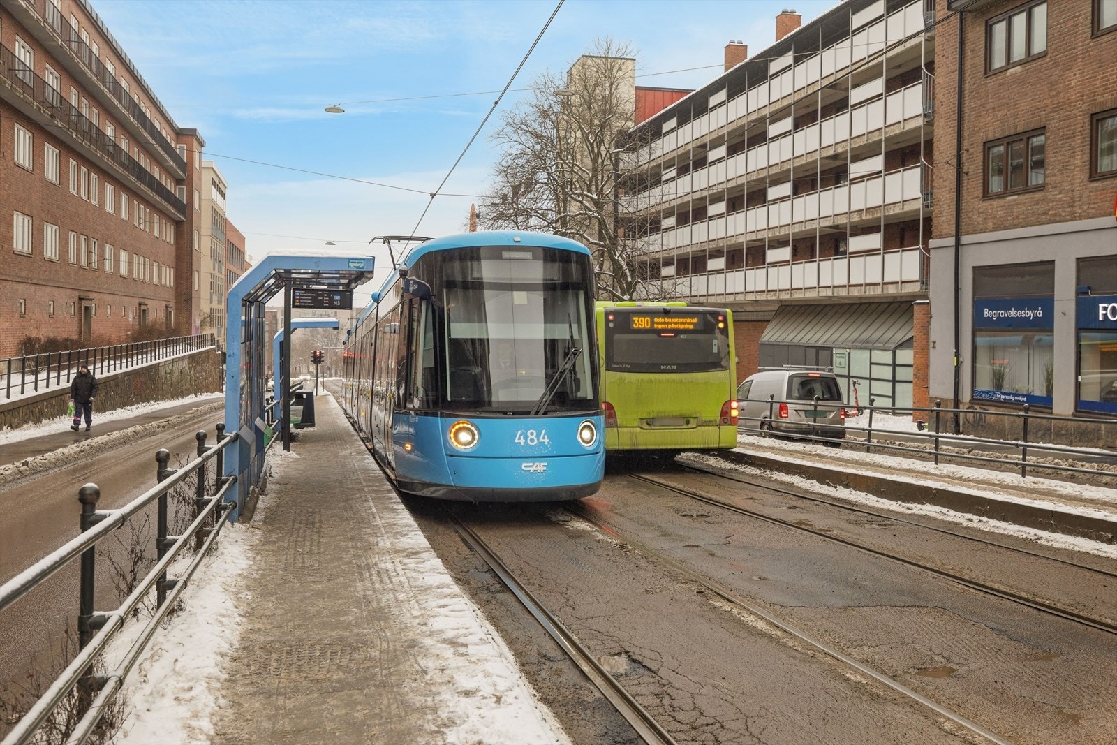 Svært godt kollektivtilbud med buss, trikk og T-bane i umiddelbar nærhet. Rosenhoff holdeplass, ca. 3 minutter unna, betjenes av trikk 17 og buss 31 med hyppige avganger. Galleribilde