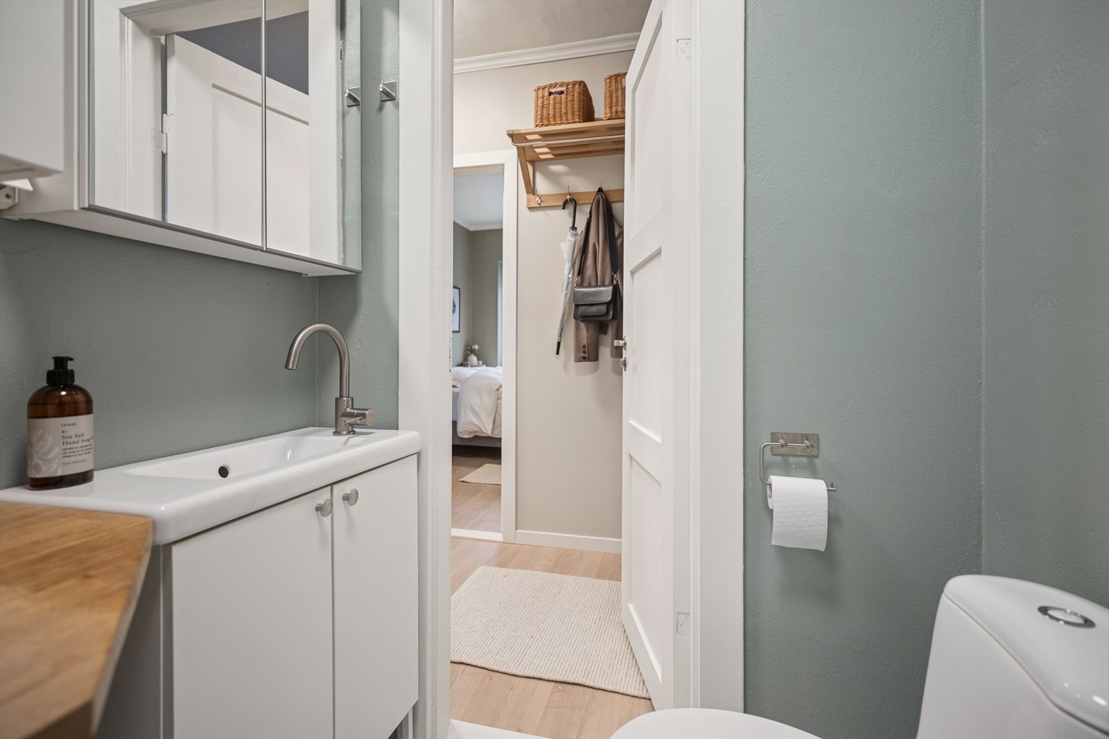 Badet er eldre, men har fungert problemfritt for dagens eier. Ønsker man større bad, kan boden enkelt integreres for å utvide arealet. Galleribilde