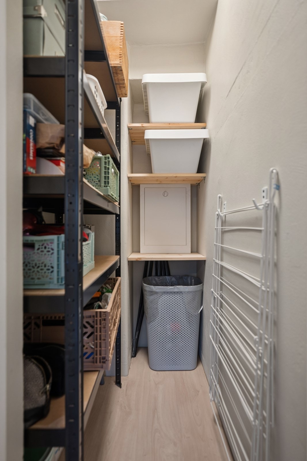 Innvendig bod som gir ekstra lagringsplass og fleksibilitet i hverdagen. Galleribilde