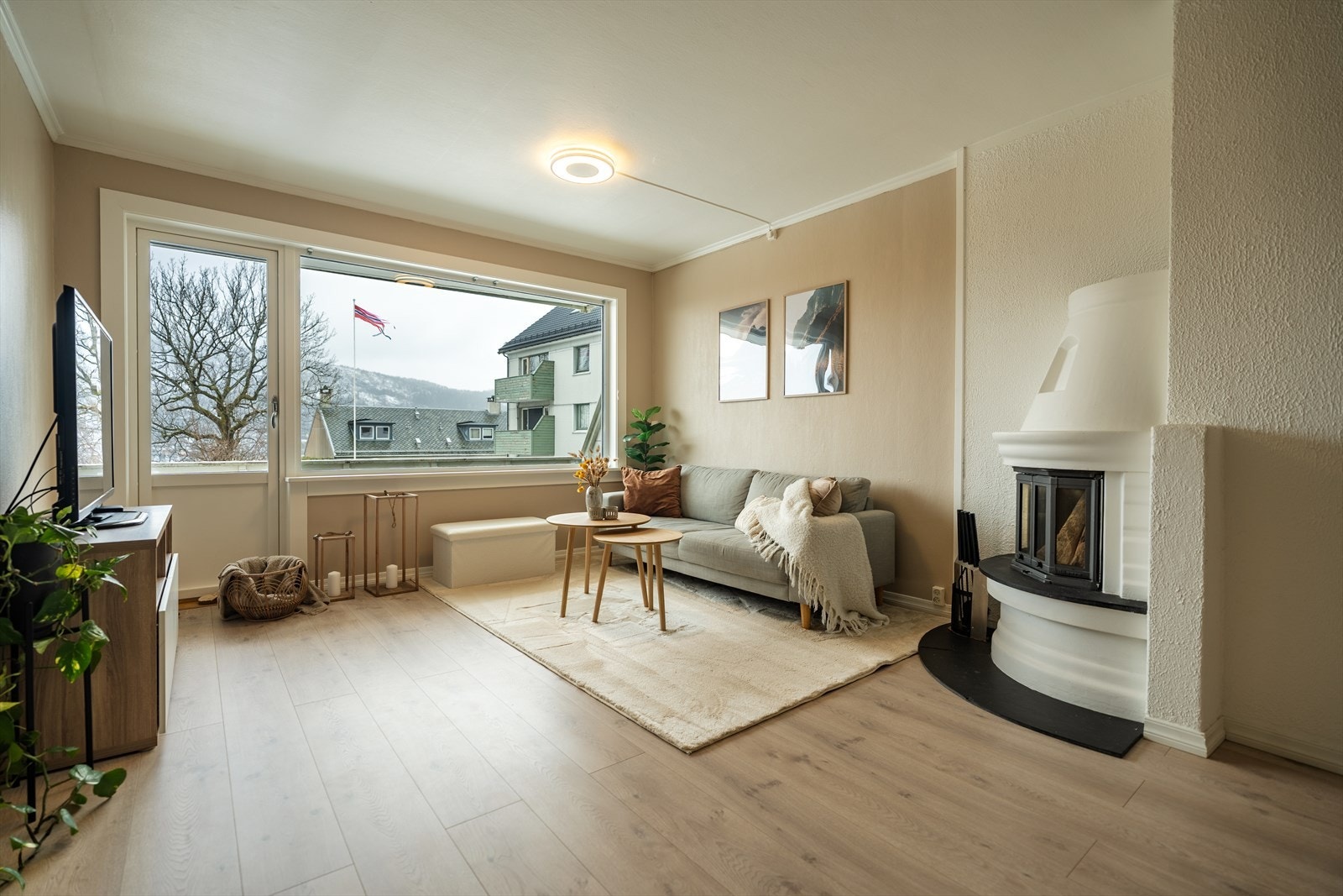 Velkommen til Erleveien 7, en 4-roms aksjeleilighet med attraktiv beliggenhet sentralt på Landås! Galleribilde