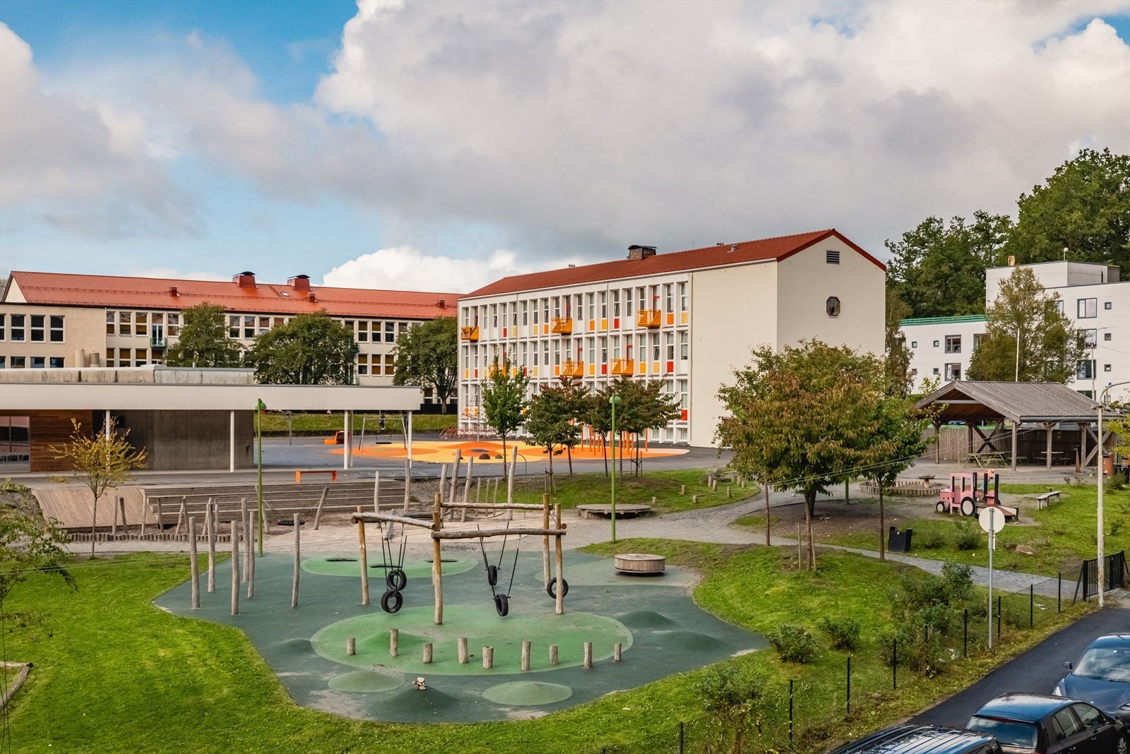 Barn i grunnskolealder har kort skolevei til nye Landås Skole som stod klar sommeren 2016. Galleribilde