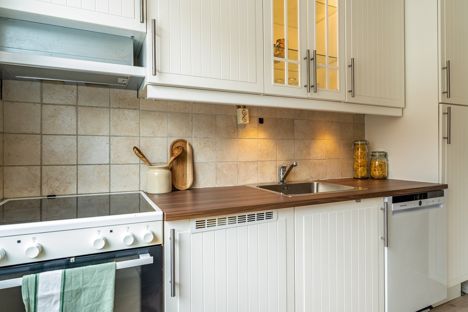 Kjøkkenet ble oppgradert med to nye skuffeseksjoner i 2012 og nytt blandebatteri/kran i 2015/2016. Ny benkeplate og vask på den ene siden i 2025. Galleribilde