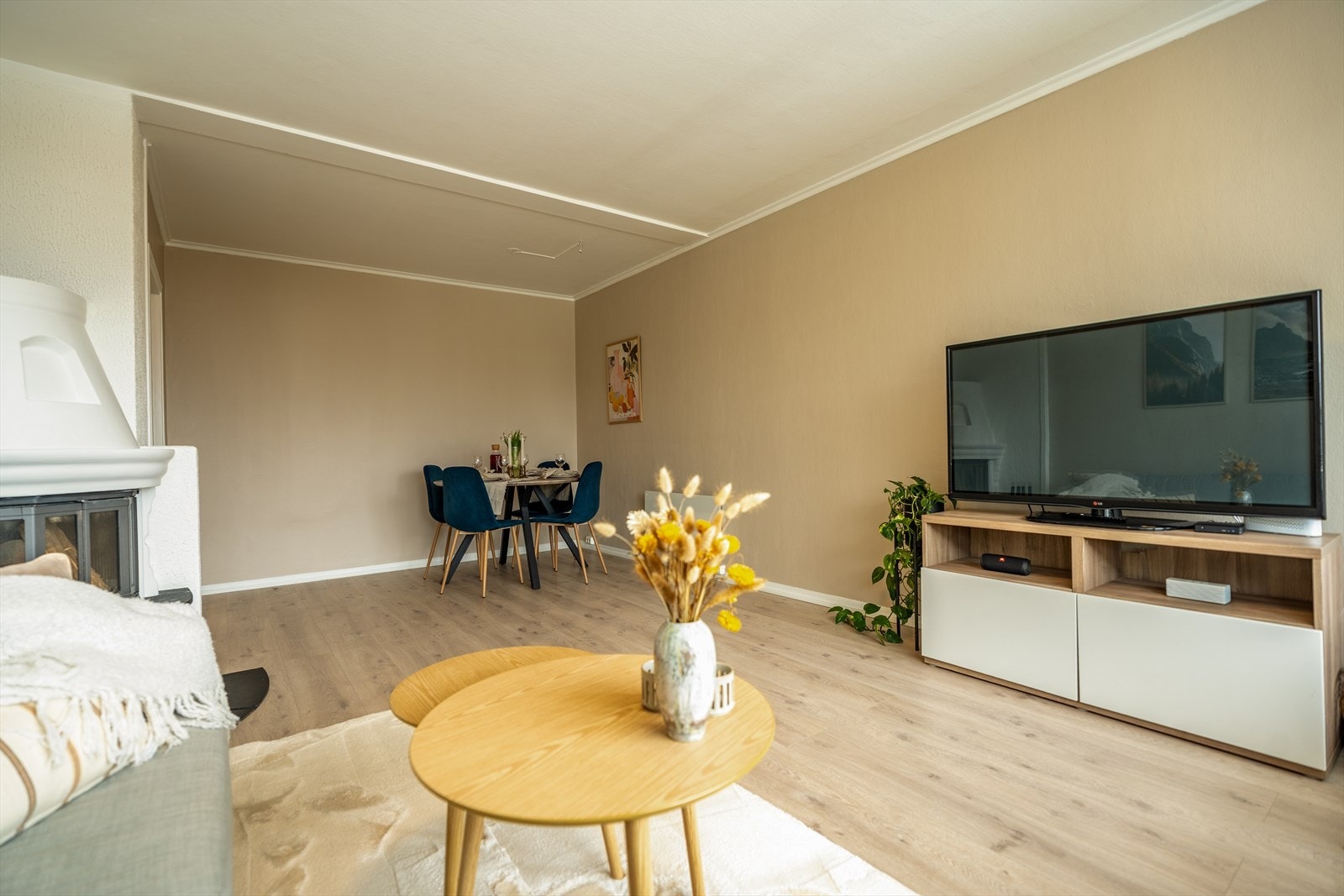 Stuen måler 21 kvm, og har fint plass til sofagruppe og spisebord. Det er lagt nytt laminatgulv i alle rom (unntatt bad) i 2020. Galleribilde