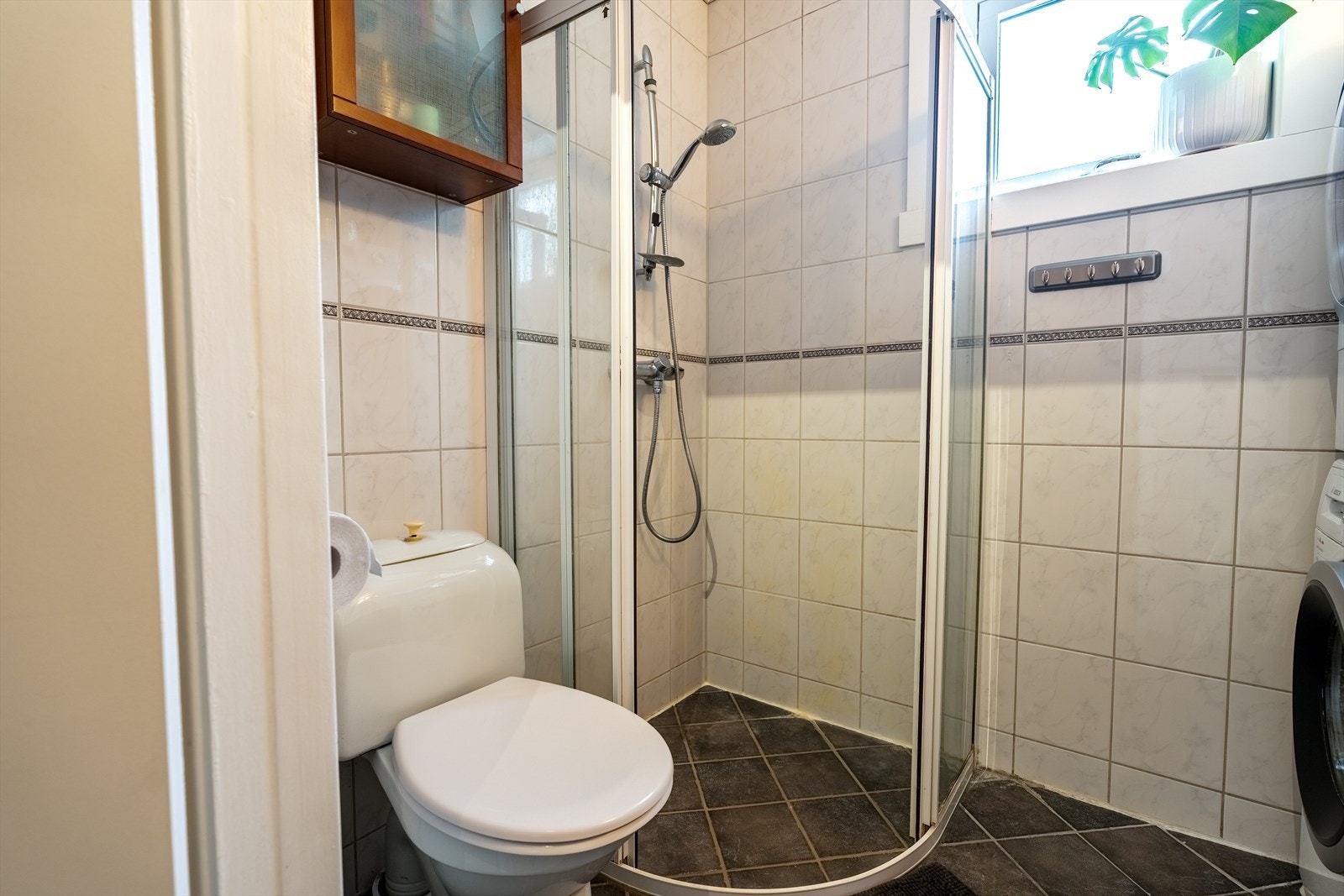 Helfliset bad med varmekabler som måler 3,3 kvm, badet er modernisert av tidligere eier i 2007. Galleribilde