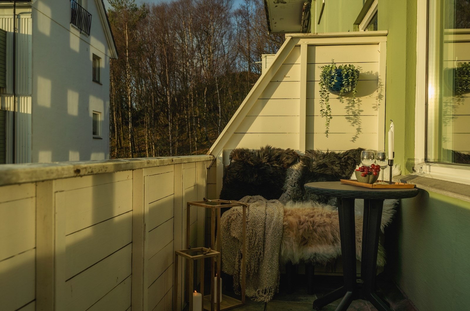 Fra stuen er det utgang til overbygget balkong på 5,2 kvm. Galleribilde