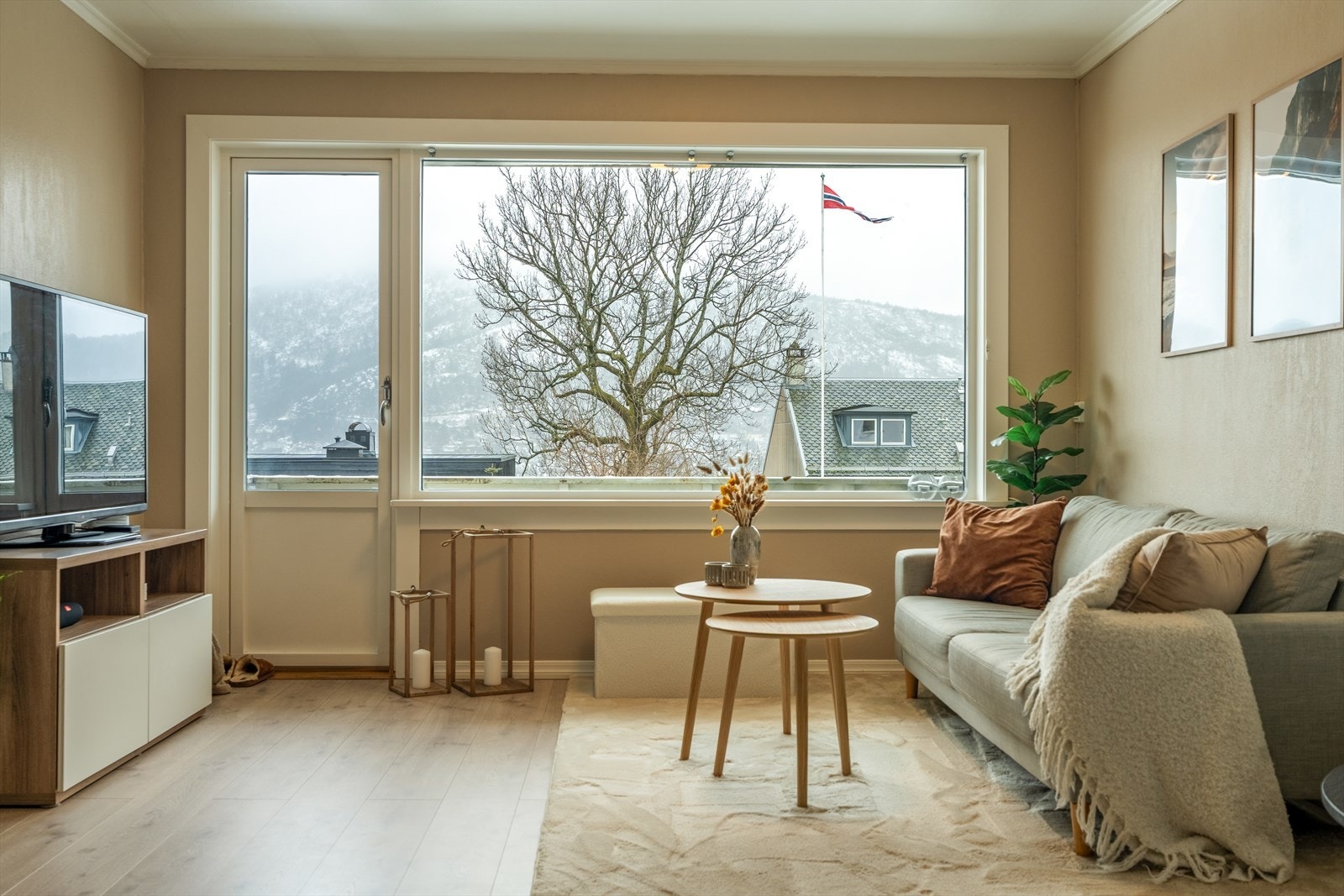 Stuen har store vindusflater vendt mot vest med flott utsikt over nærområdet og Løvstakken. Galleribilde