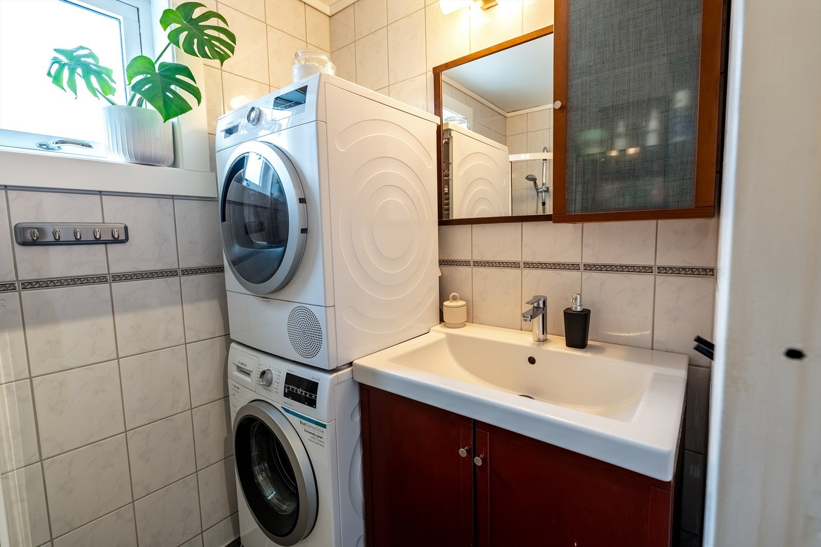Både vaskemaskin og tørketrommel følger med salget. Galleribilde