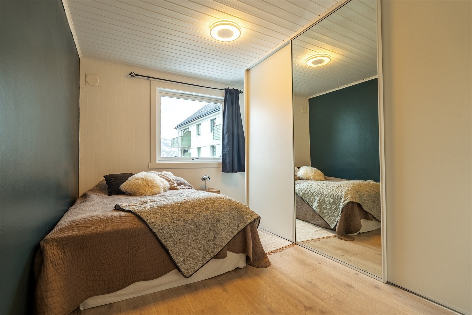 Leiligheten inneholder tre soverom. Her fra hovedsoverommet, hvor det er skyvedørsgarderobe som var ny i 2012. Galleribilde