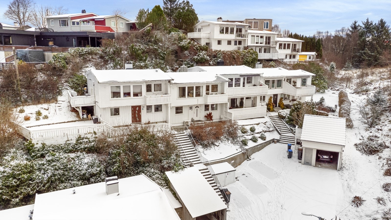 To parkeringsplasser på egen tomt. Galleribilde