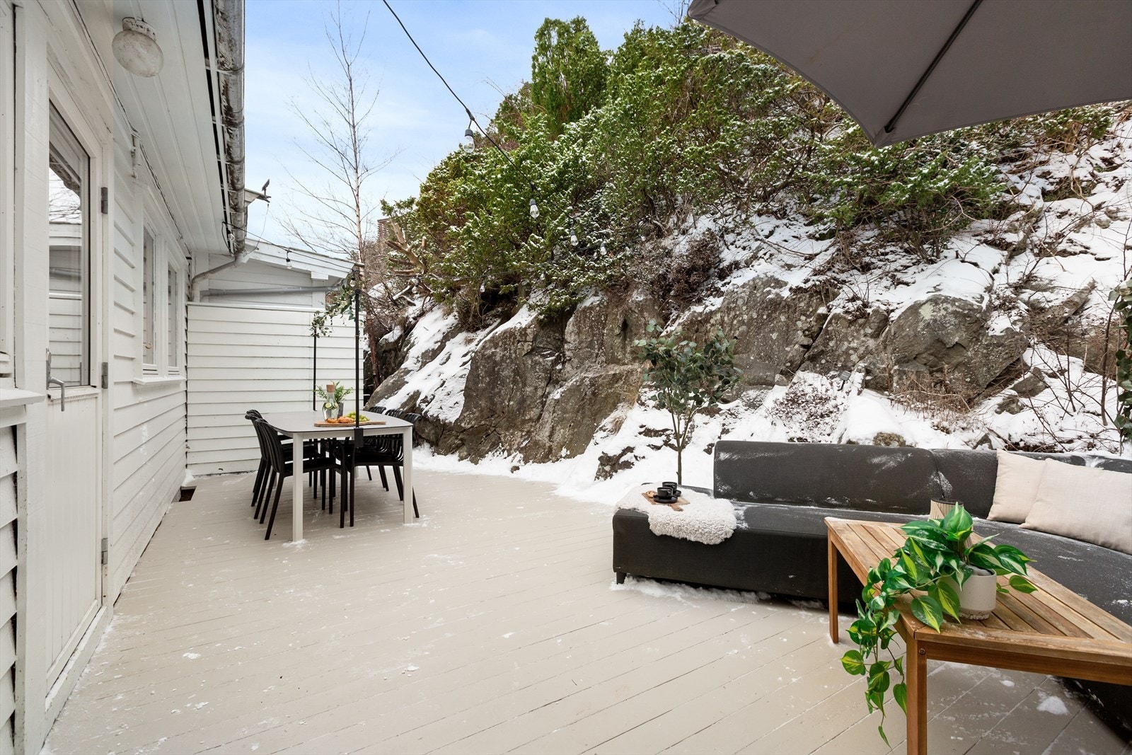 Fra kjøkkenet er det utgang til terrassen bak. Galleribilde