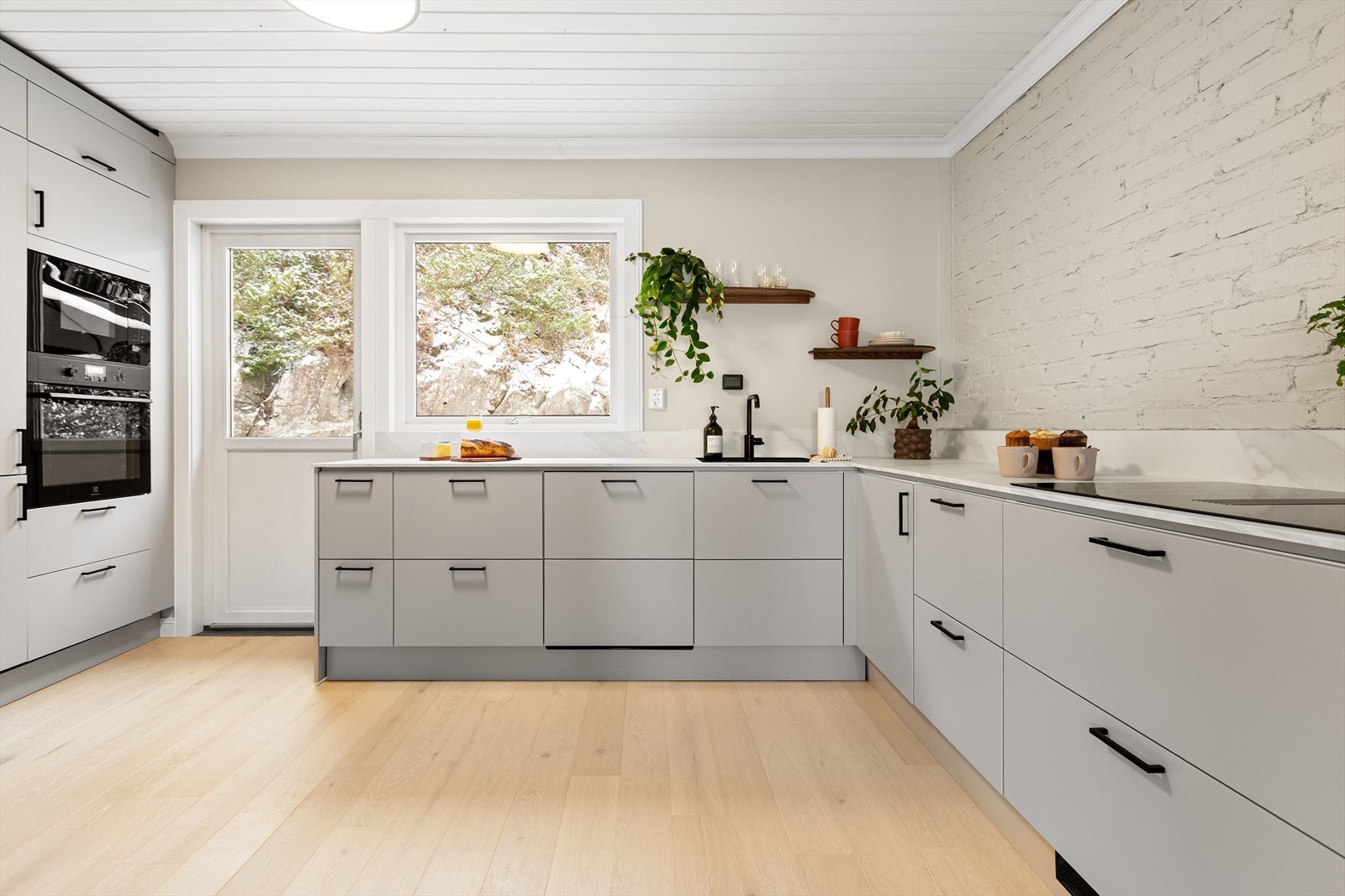 Ditt nye kjøkken? Her har du godt med benke- og skapplass! Galleribilde