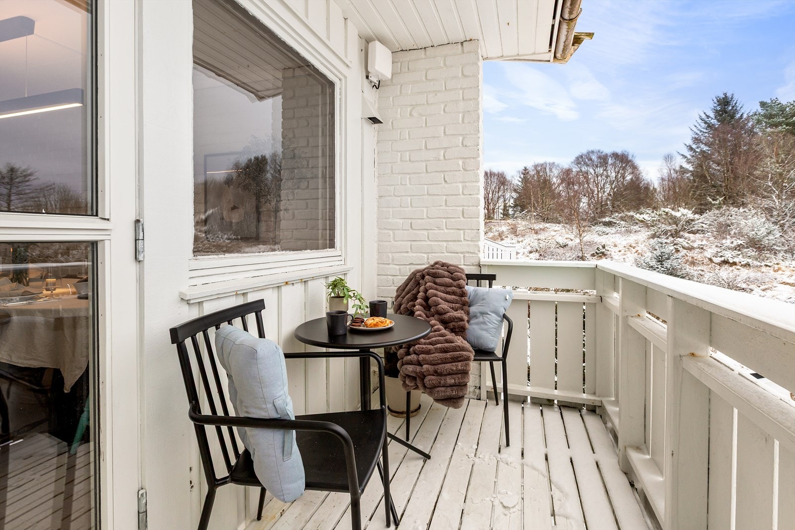 Balkong med utgang fra spisestue og stuen. Galleribilde