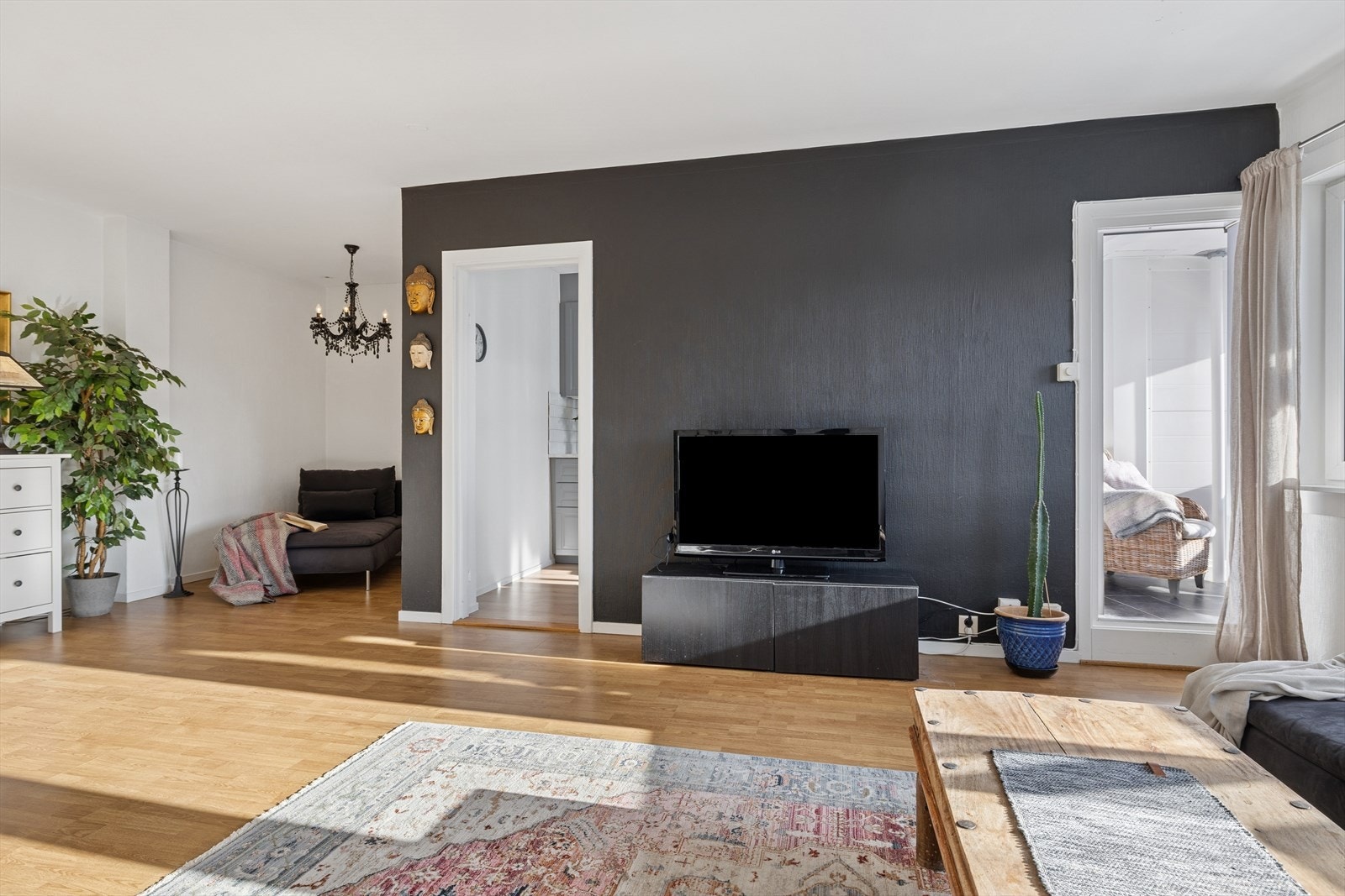 Utgang til innglasset terrasse fra stuen Galleribilde