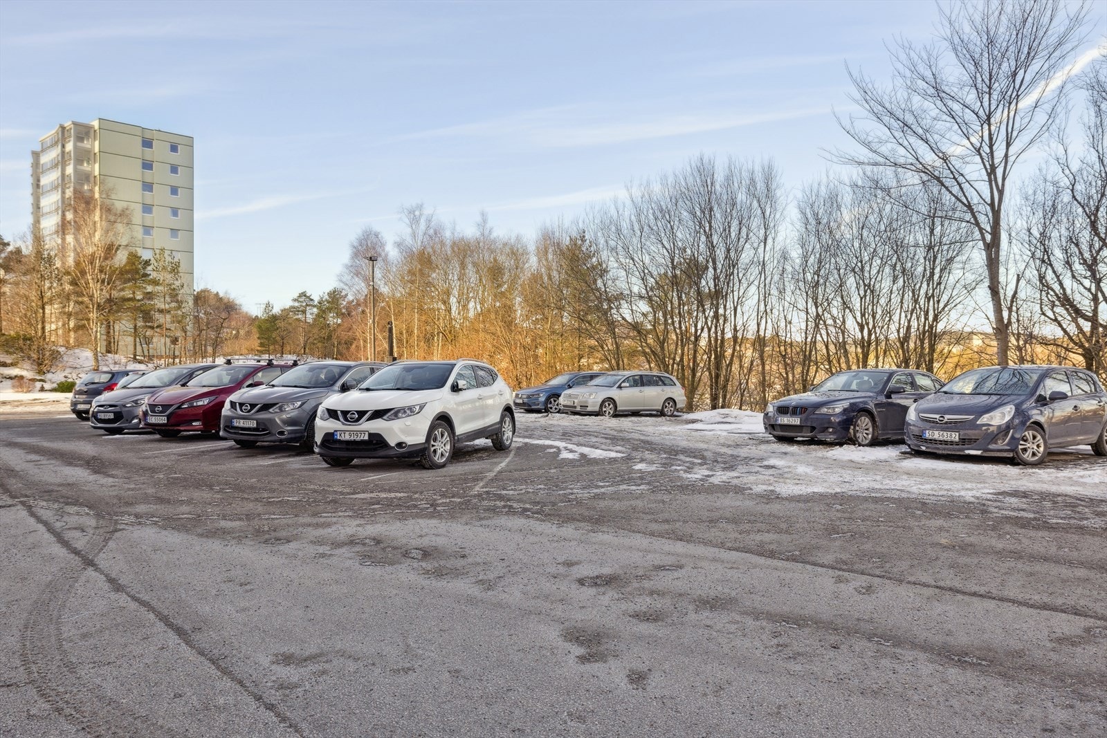 Felles parkering like utenfor blokken Galleribilde