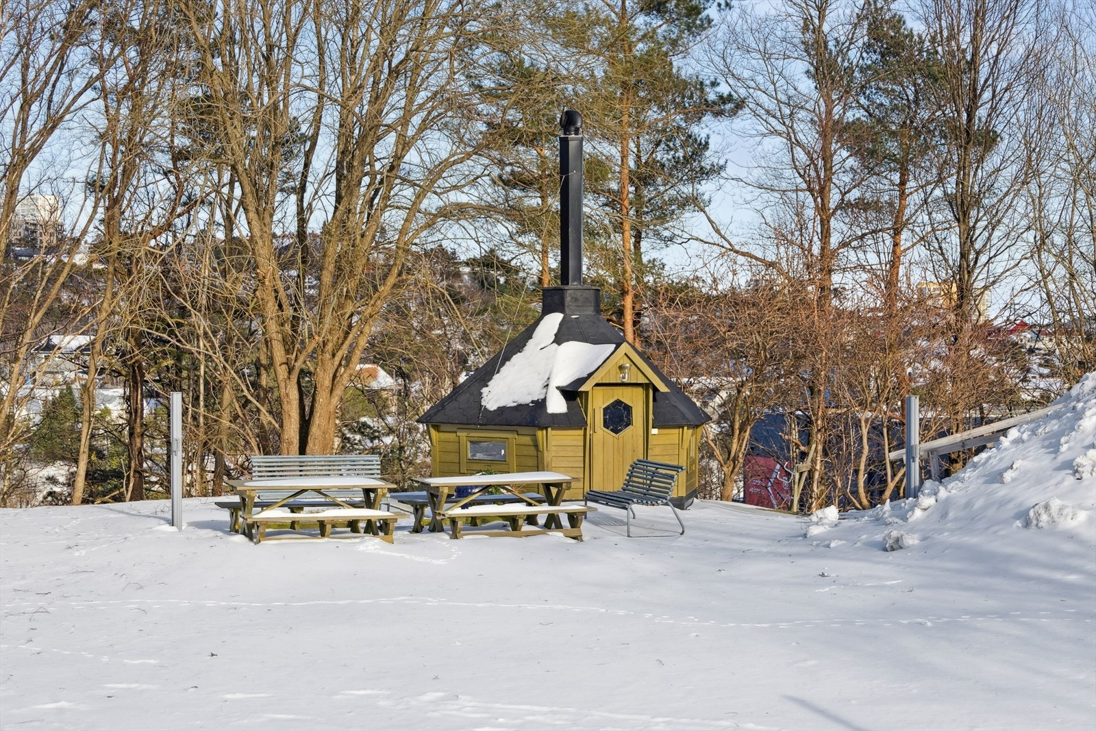 Grillstue i hagen til felles bruk Galleribilde