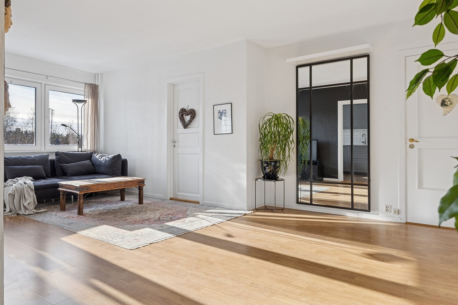 Spisebord er det også plass til i stuen Galleribilde