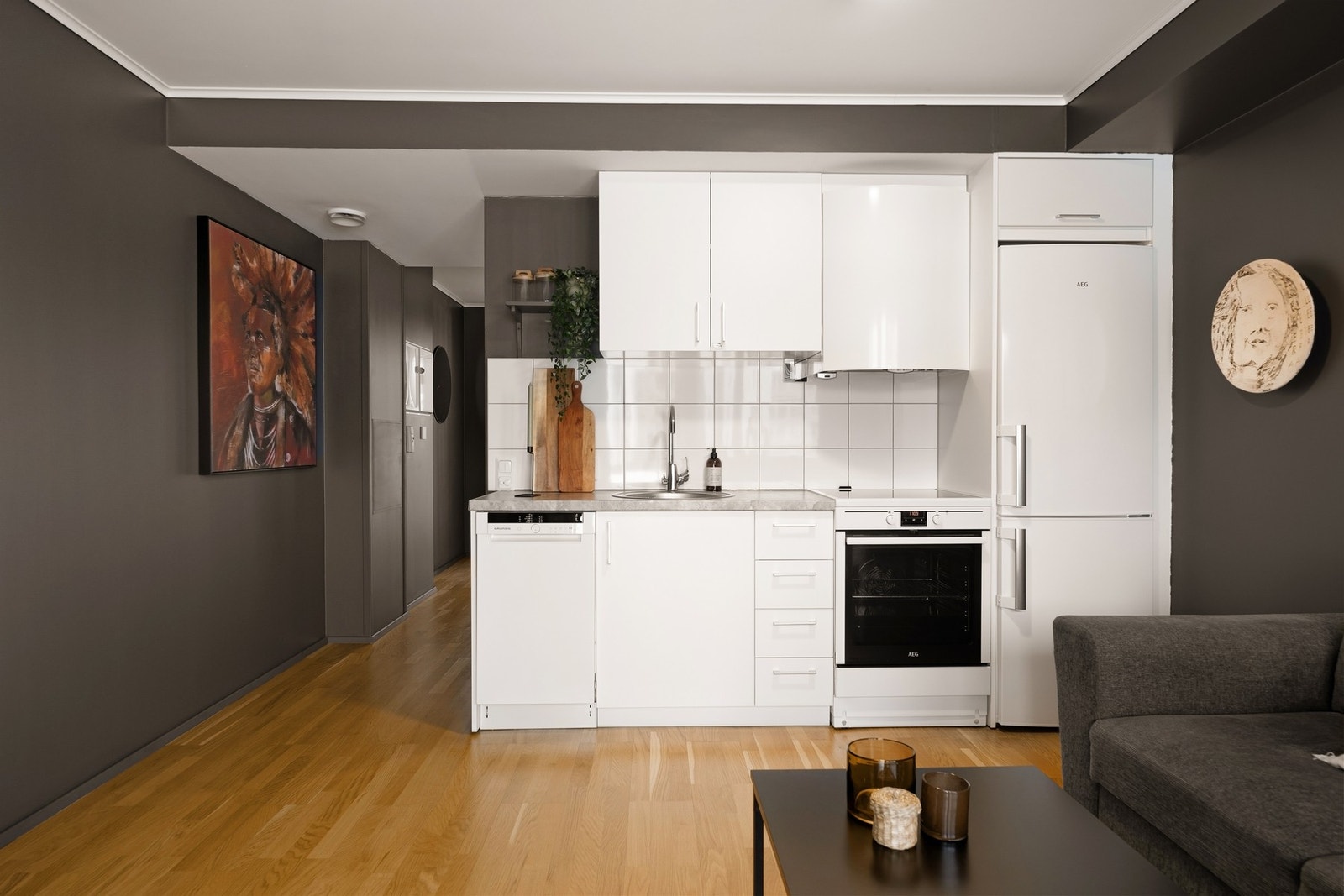 Leiligheten er gjennomført i en mørk tone Galleribilde