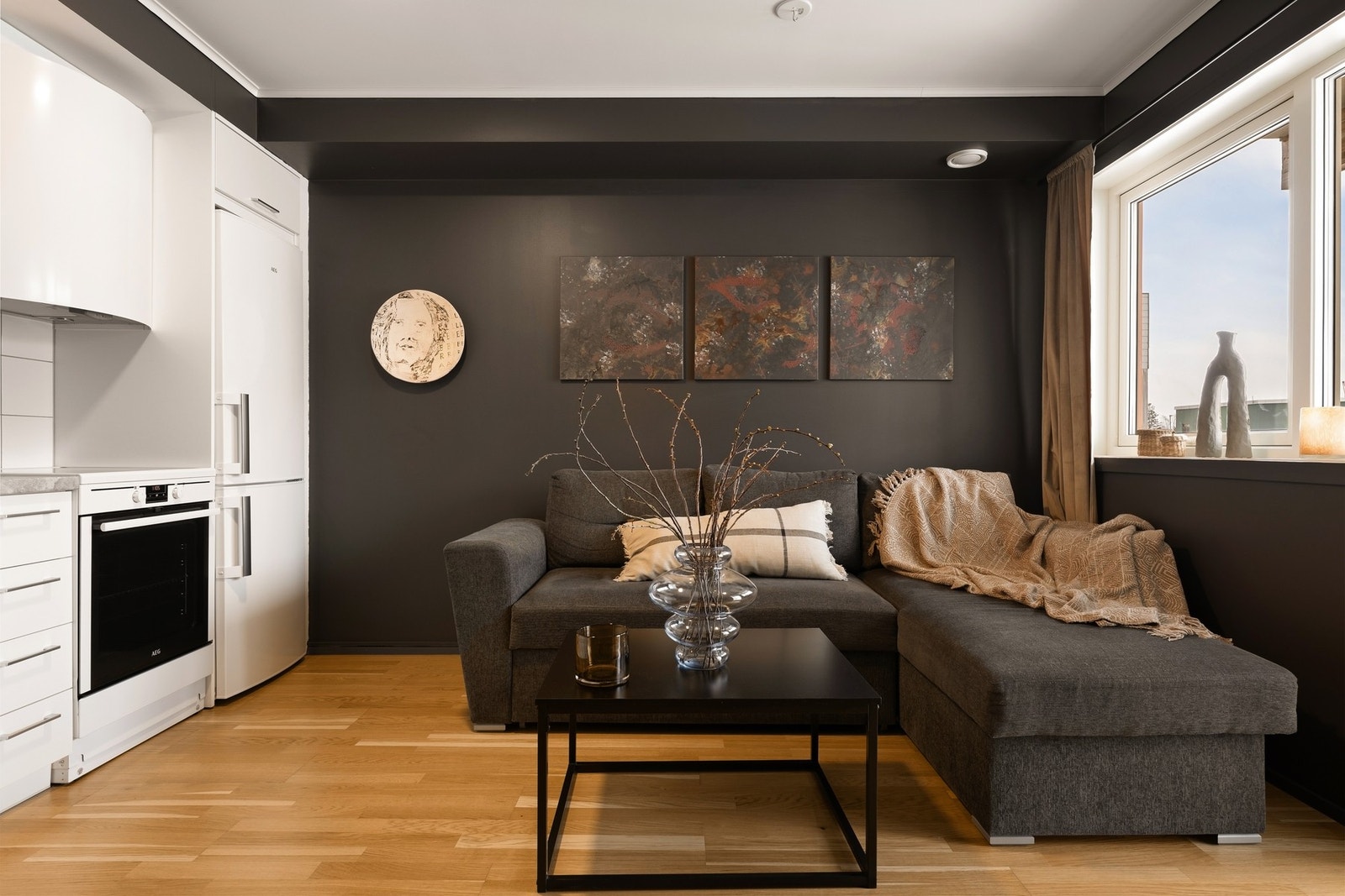 Leiligheten er gjennomgående, som bidrar til lysinnslipp Galleribilde