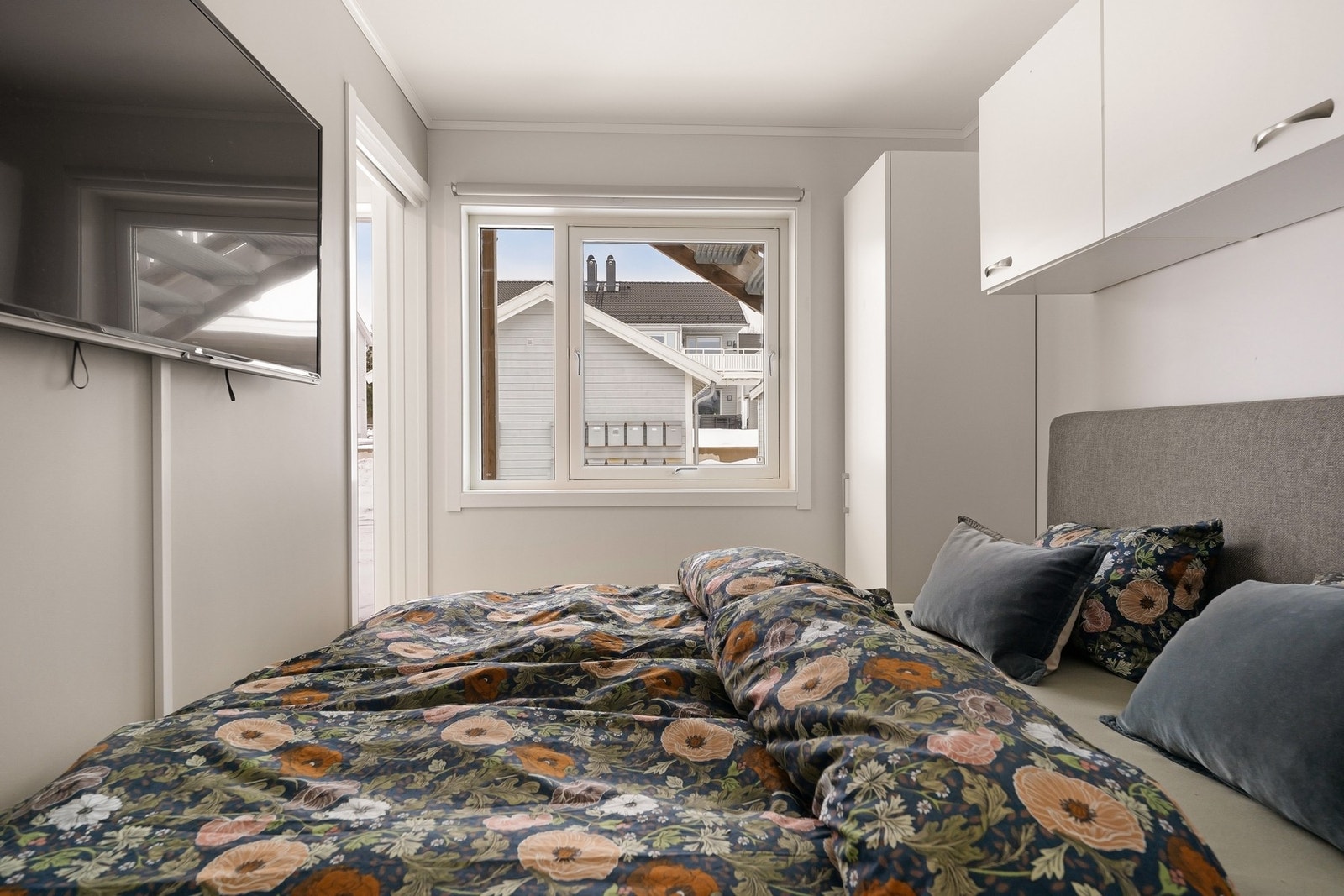 Soverom med smart garderobeplass på begge sider av seng og over Galleribilde