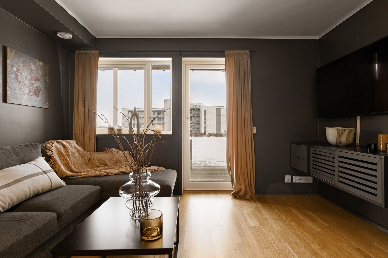 Det er utgang til terrasse og hage fra stuen Galleribilde