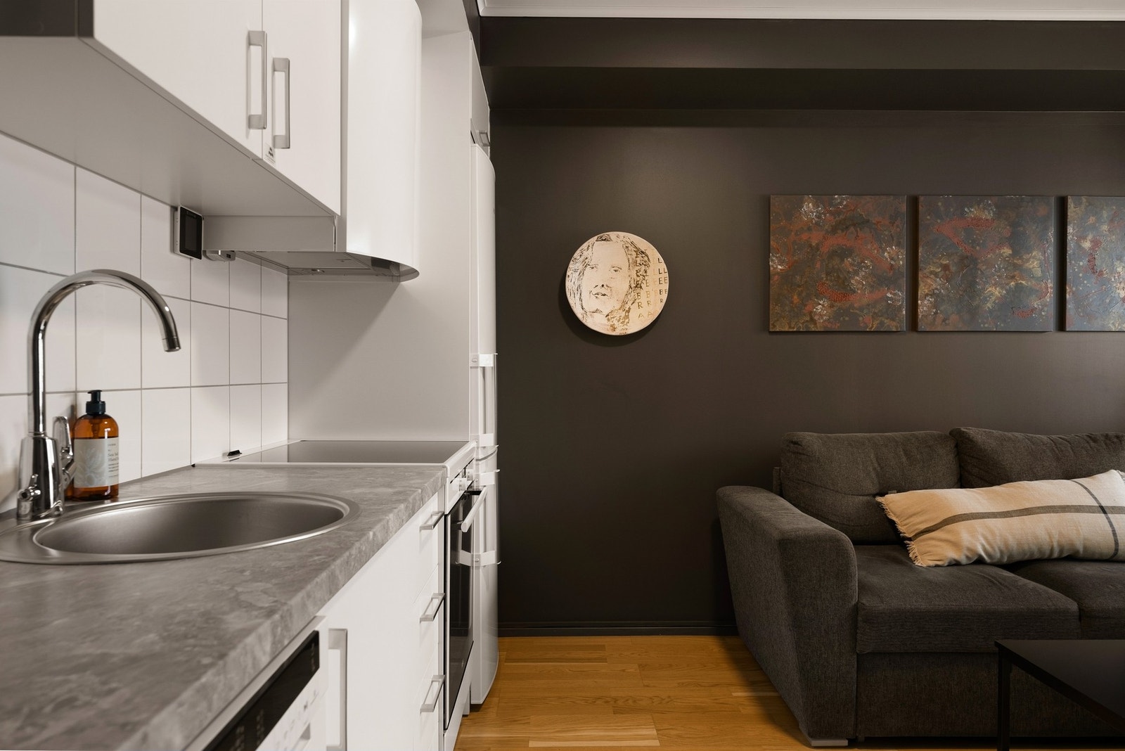 Kjøkkenet har slette fronter og avsatt plass til hvitevarer i innredningen Galleribilde