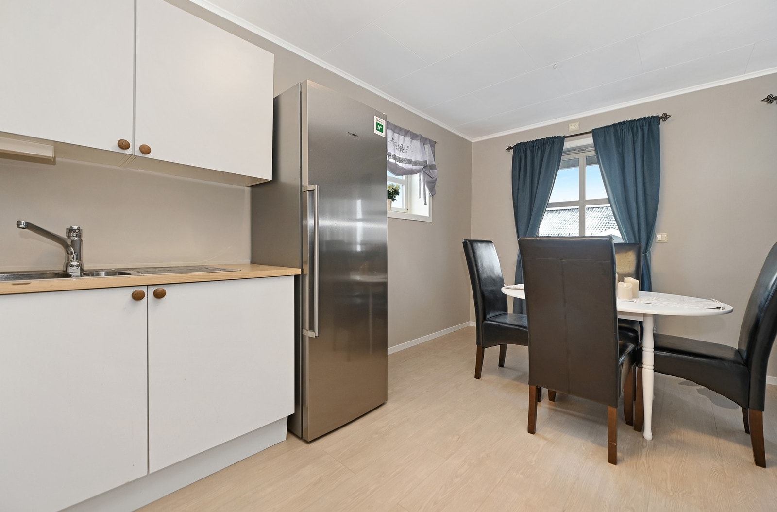 Kjøkkenet er funksjonelt med god skapplass og romslig spiseplass, ideelt for daglig bruk og sosiale sammenkomster. Galleribilde