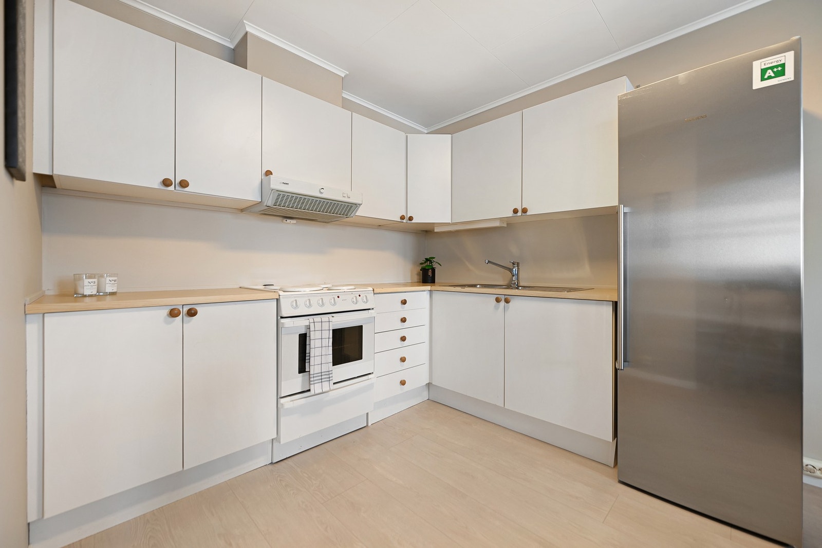 Kjøkkenet har god benkeplass og praktiske skapløsninger som gir deg effektiv oppbevaring og arbeidsområde. Galleribilde